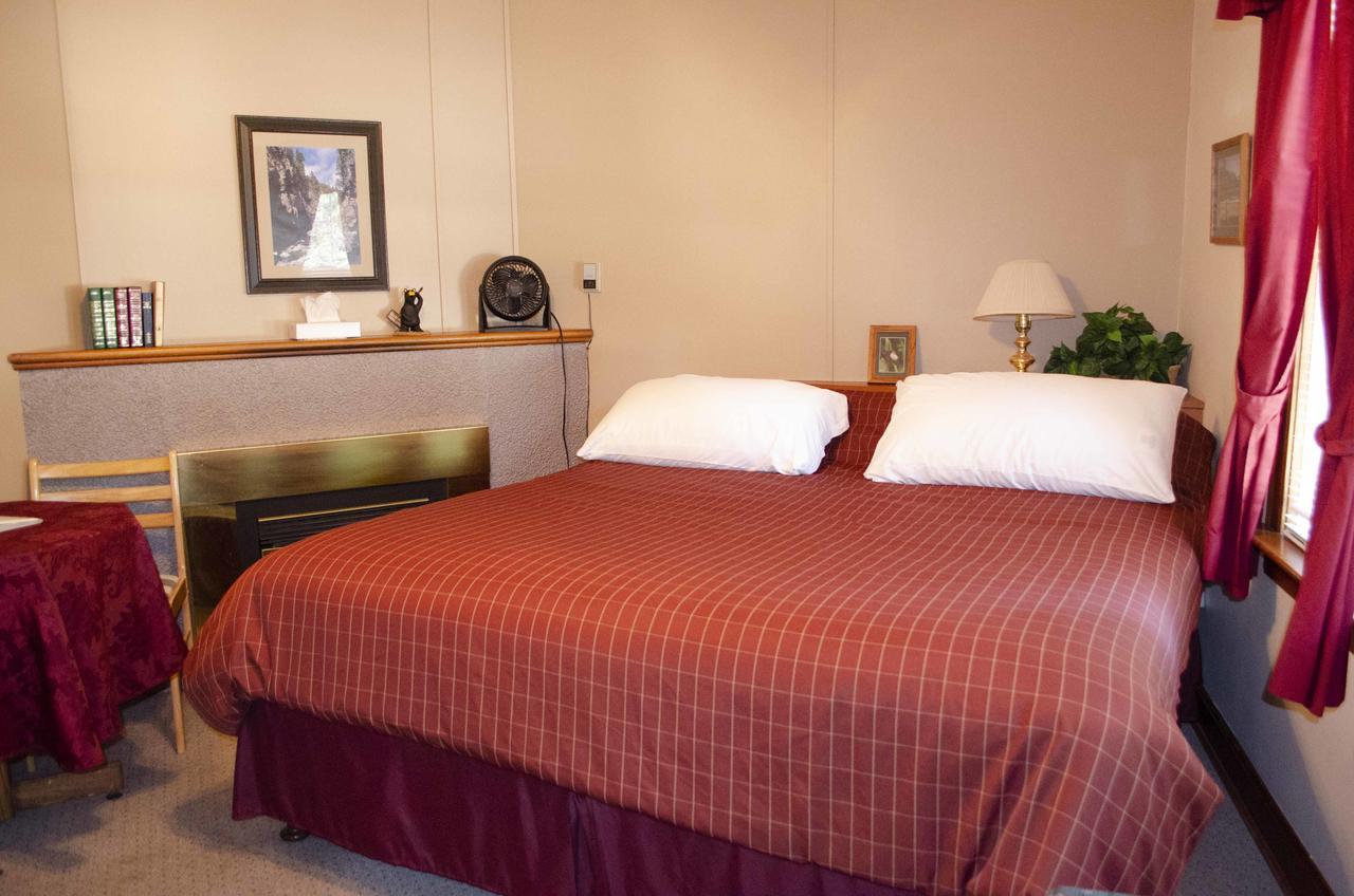 Crandell Mountain Lodge Waterton Park Eksteriør bilde