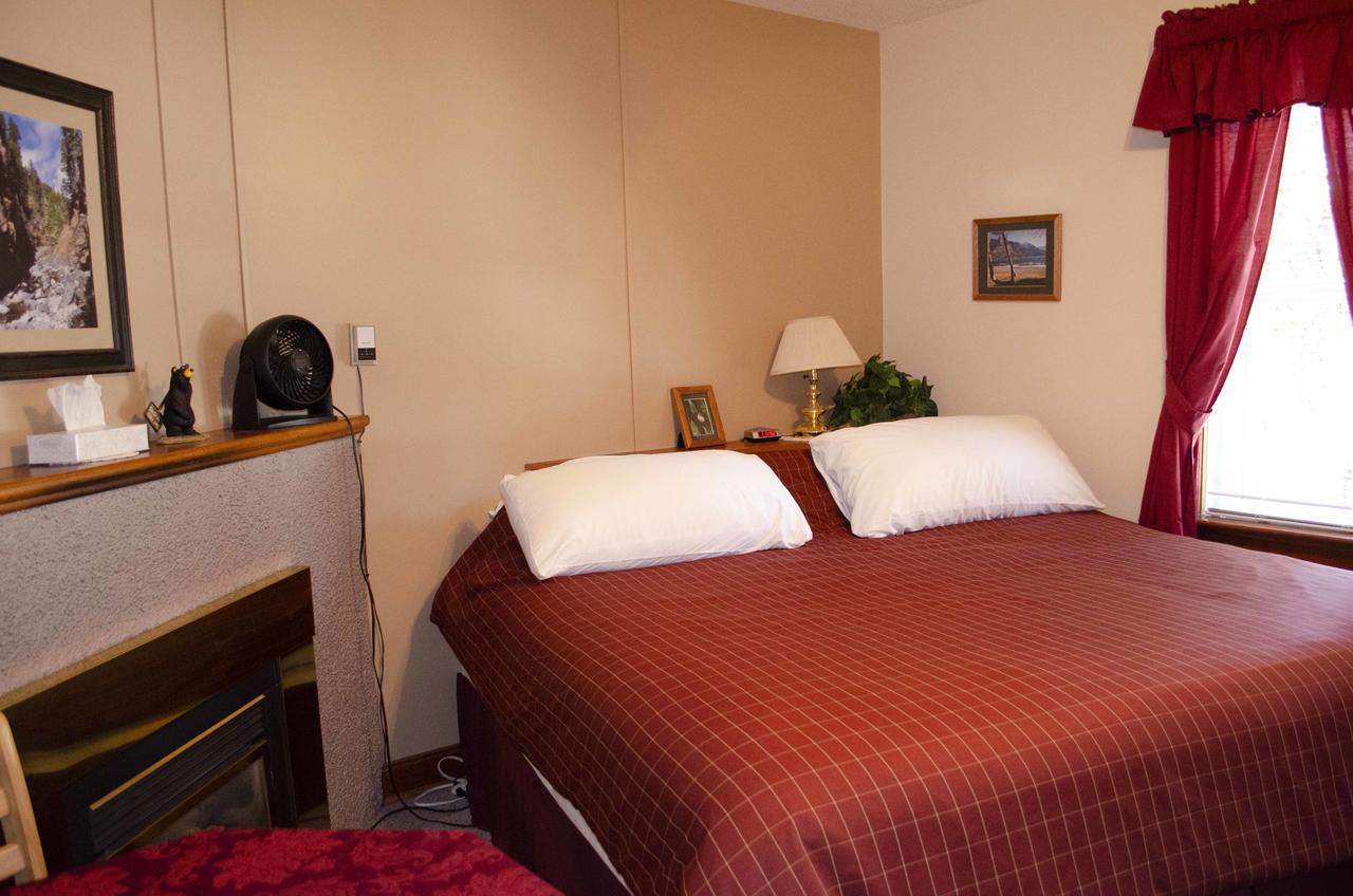Crandell Mountain Lodge Waterton Park Eksteriør bilde