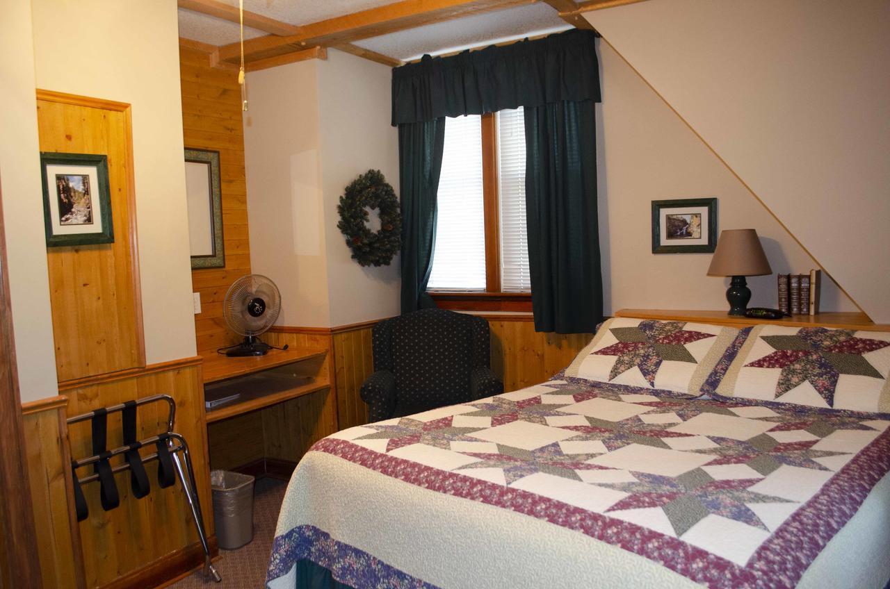 Crandell Mountain Lodge Waterton Park Eksteriør bilde
