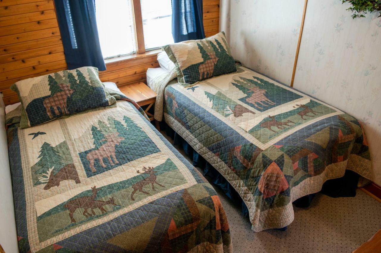 Crandell Mountain Lodge Waterton Park Eksteriør bilde