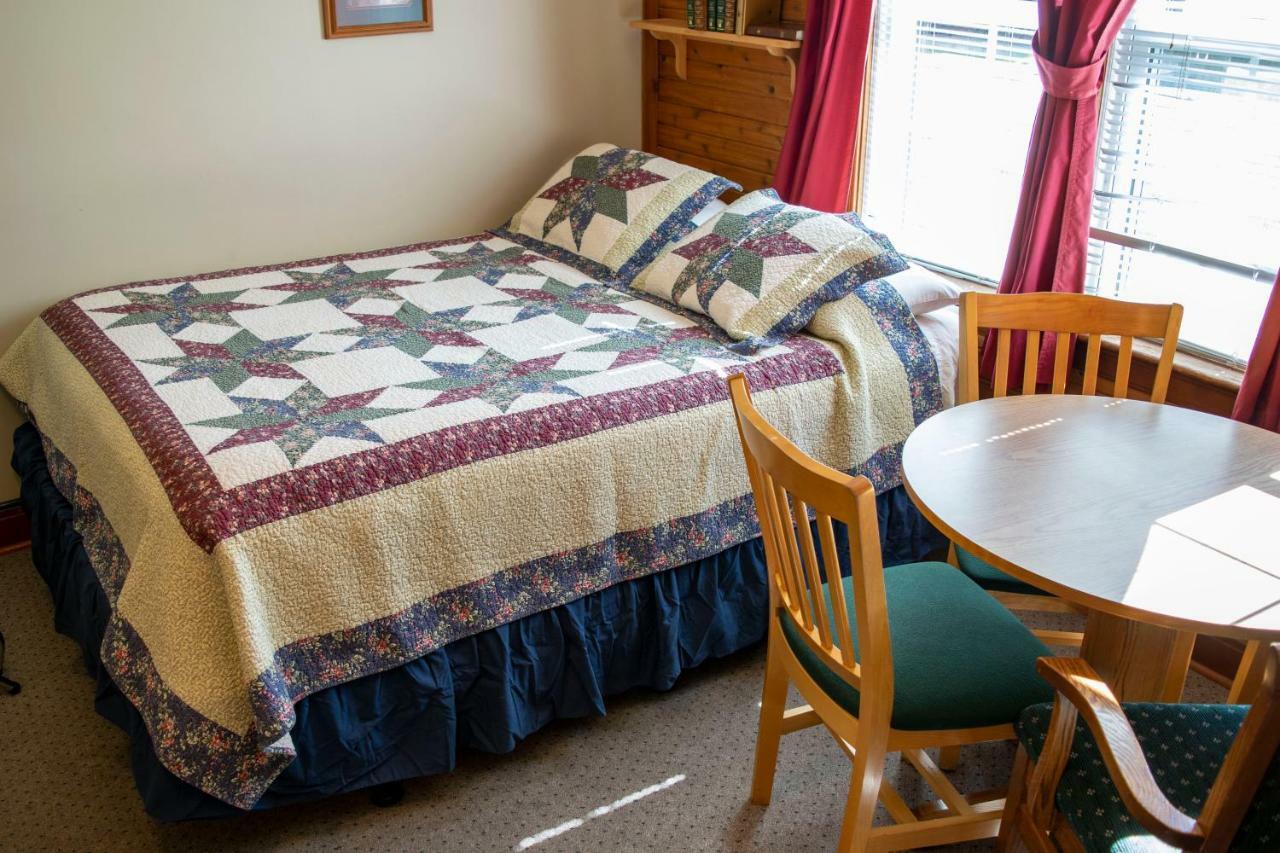 Crandell Mountain Lodge Waterton Park Eksteriør bilde