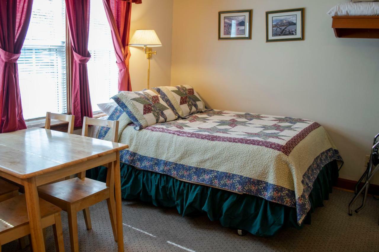 Crandell Mountain Lodge Waterton Park Eksteriør bilde