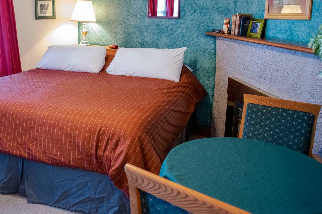 Crandell Mountain Lodge Waterton Park Eksteriør bilde